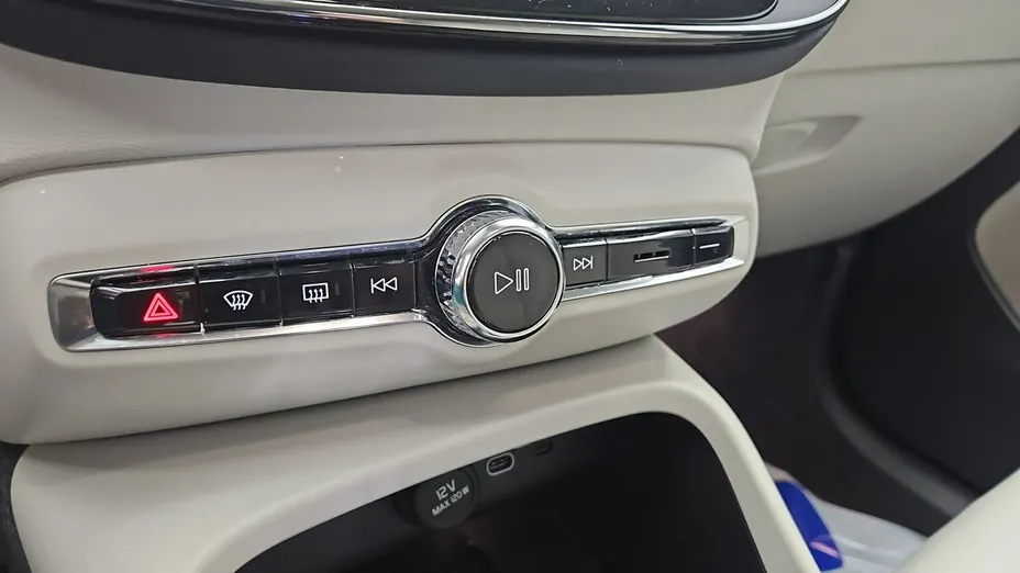 VOLVO XC40 -