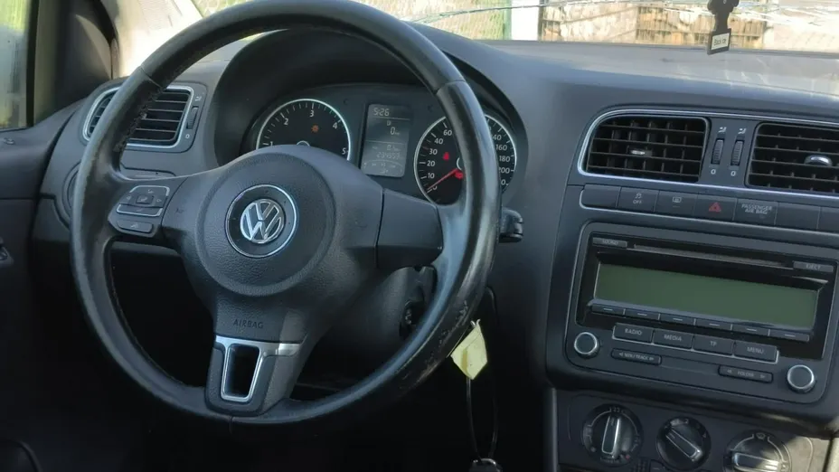 VOLKSWAGEN Polo -