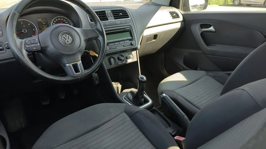 VOLKSWAGEN Polo -