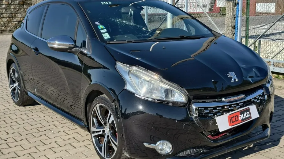 PEUGEOT 208 -