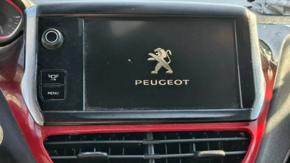 PEUGEOT 208 -