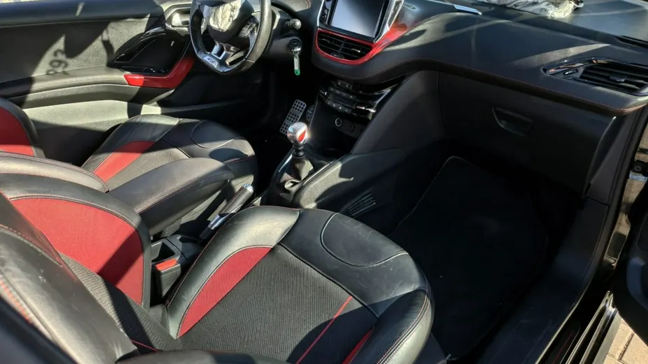 PEUGEOT 208 -