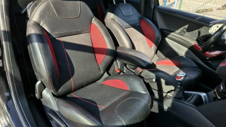 PEUGEOT 208 -