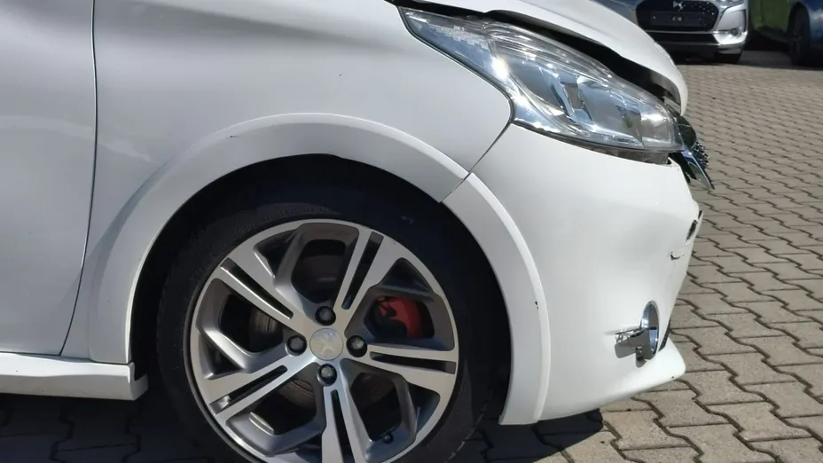 PEUGEOT 208 -