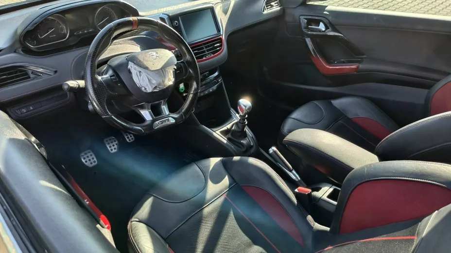 PEUGEOT 208 -