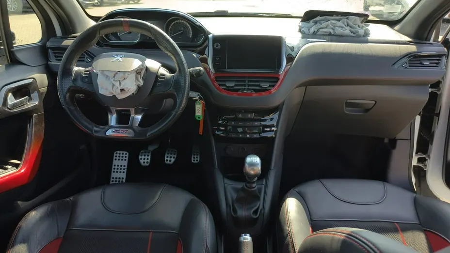 PEUGEOT 208 -