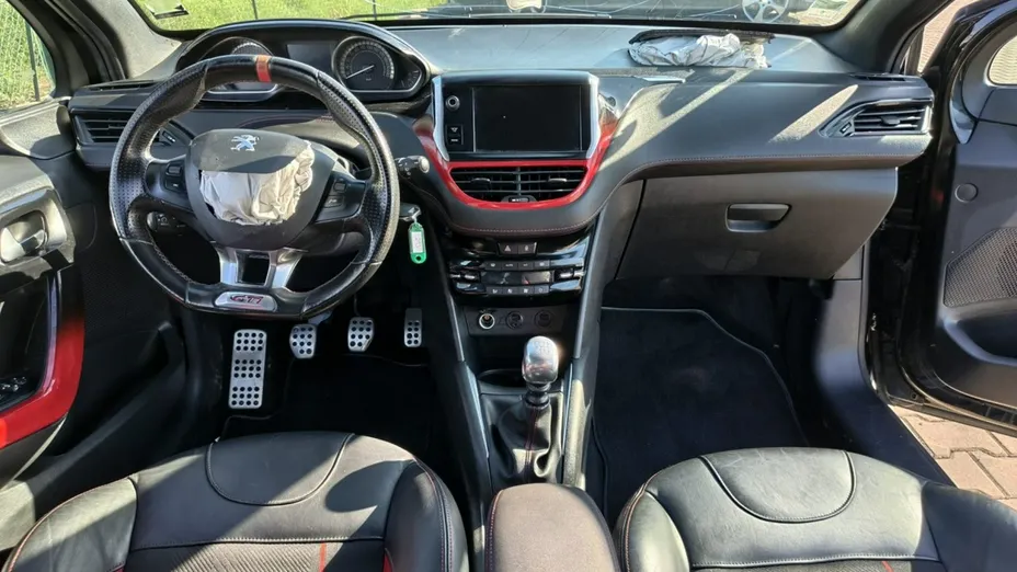 PEUGEOT 208 -