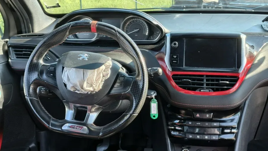 PEUGEOT 208 -