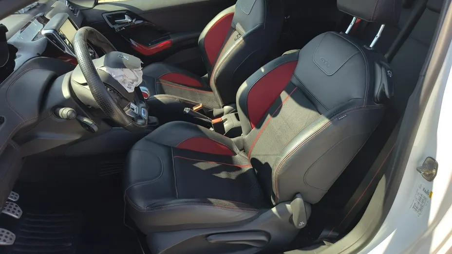 PEUGEOT 208 -