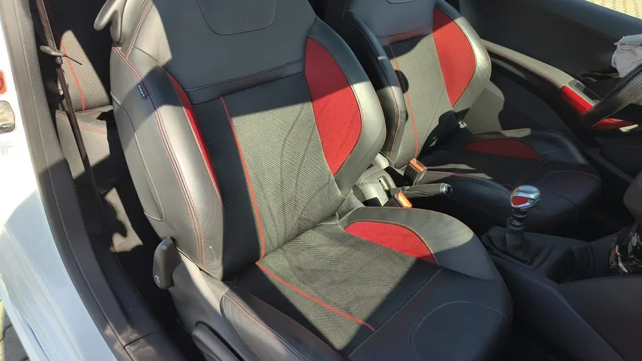 PEUGEOT 208 -