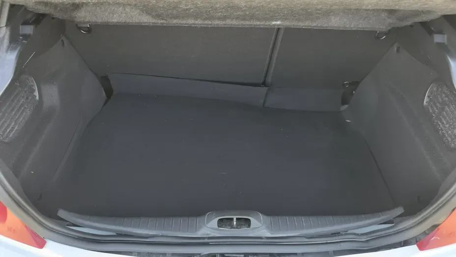 PEUGEOT 208 -