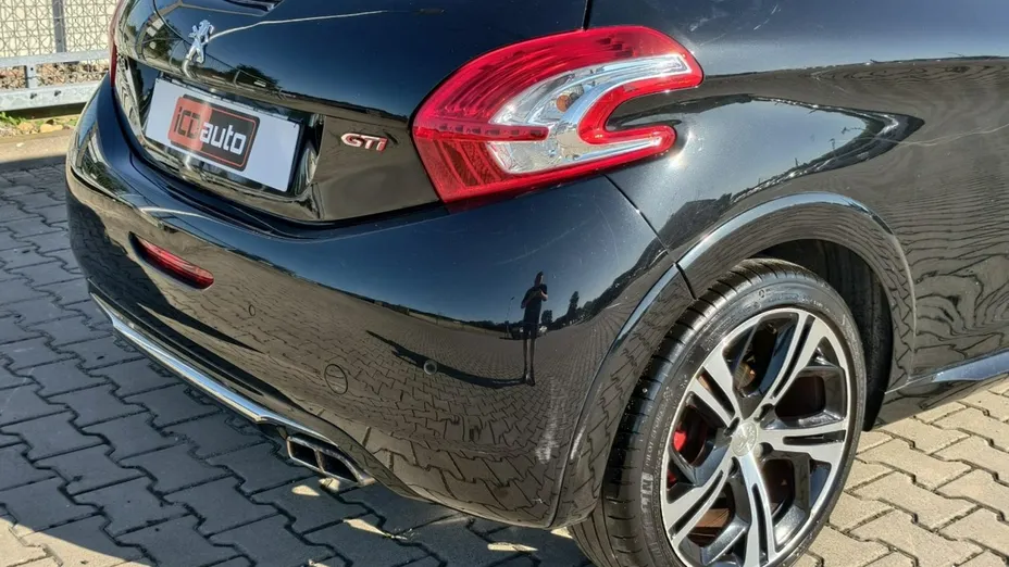 PEUGEOT 208 -