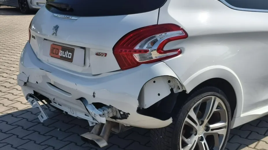 PEUGEOT 208 -