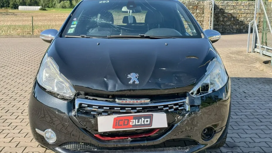 PEUGEOT 208 -