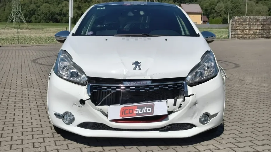PEUGEOT 208 -