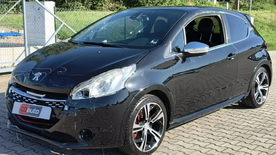 PEUGEOT 208 -