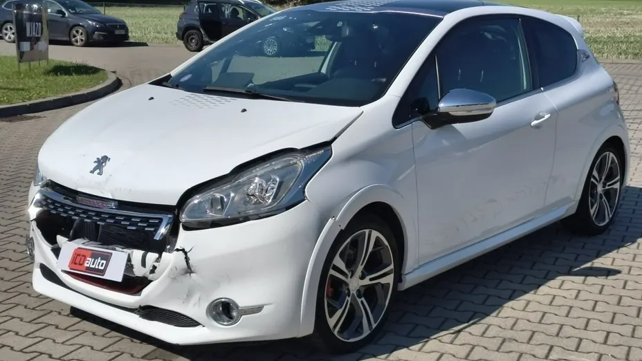 PEUGEOT 208 -