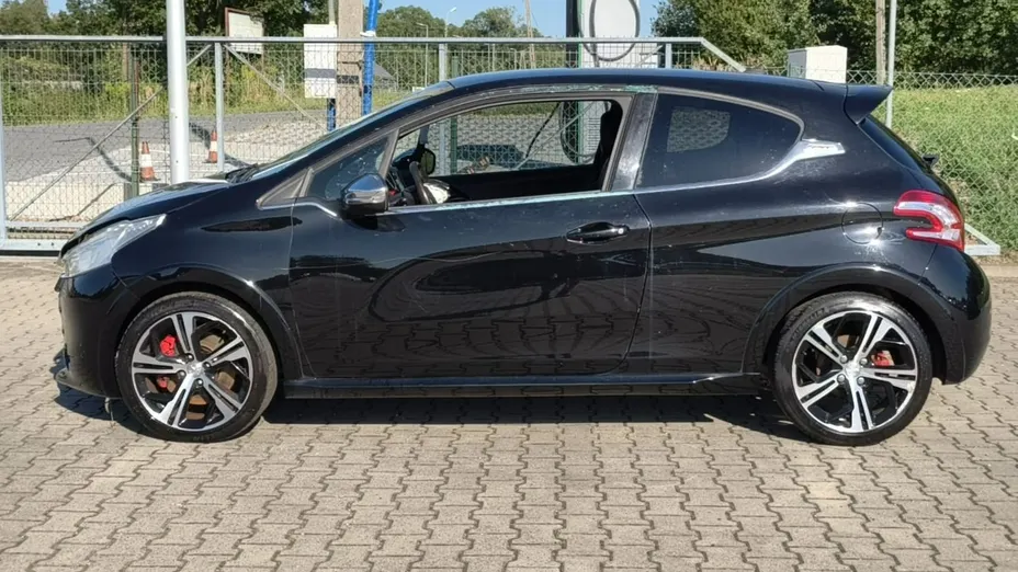 PEUGEOT 208 -