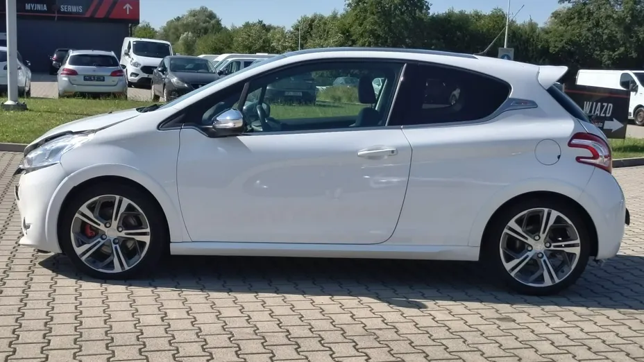 PEUGEOT 208 -