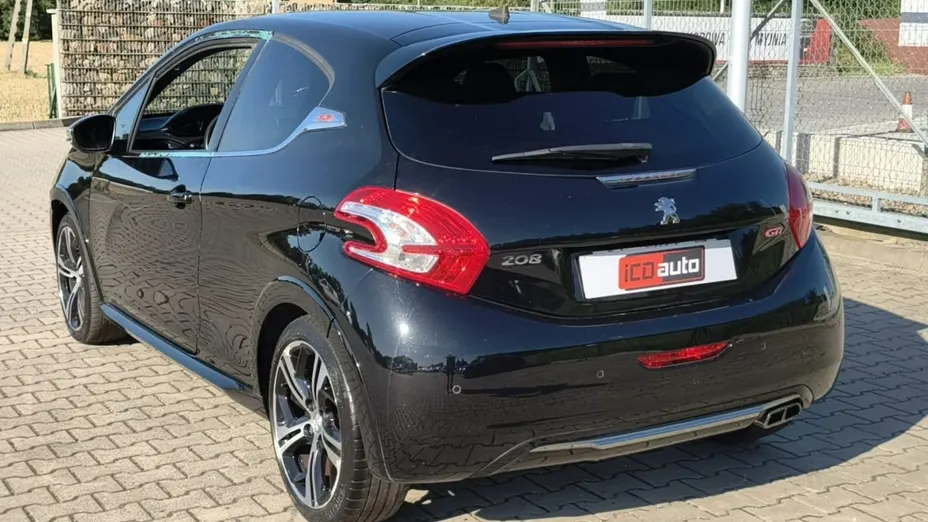 PEUGEOT 208 -
