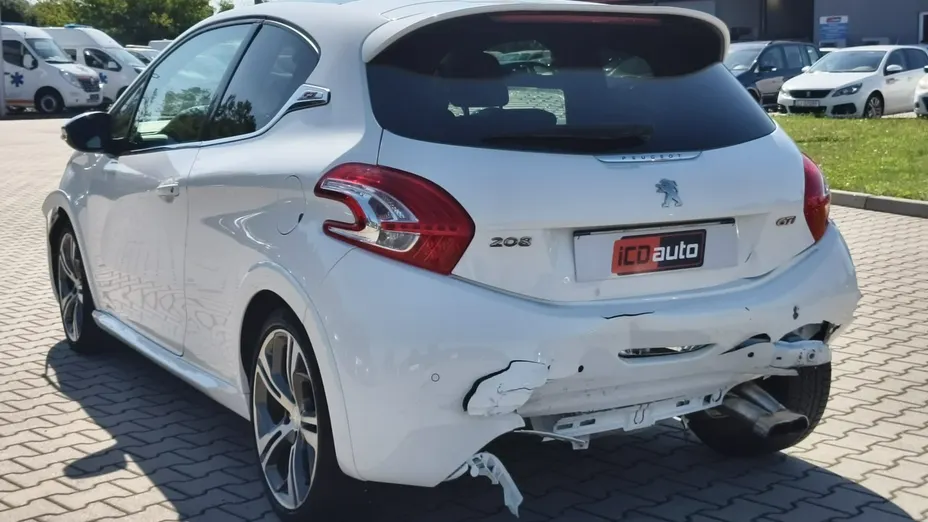 PEUGEOT 208 -