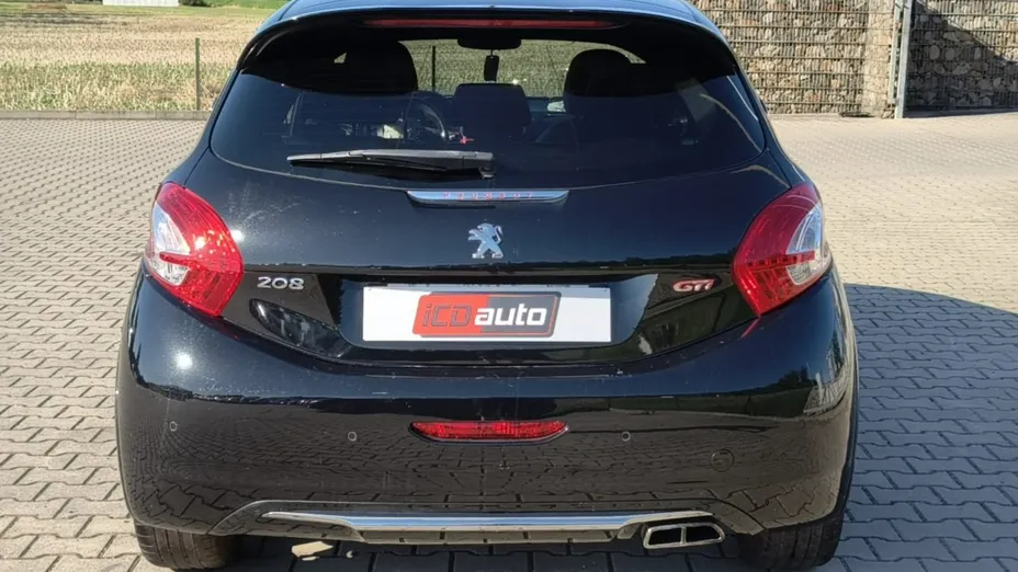 PEUGEOT 208 -