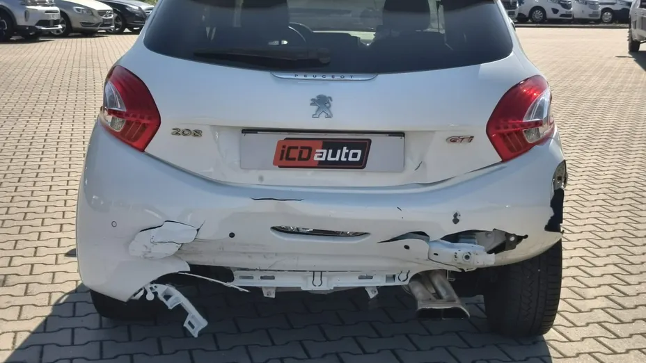 PEUGEOT 208 -