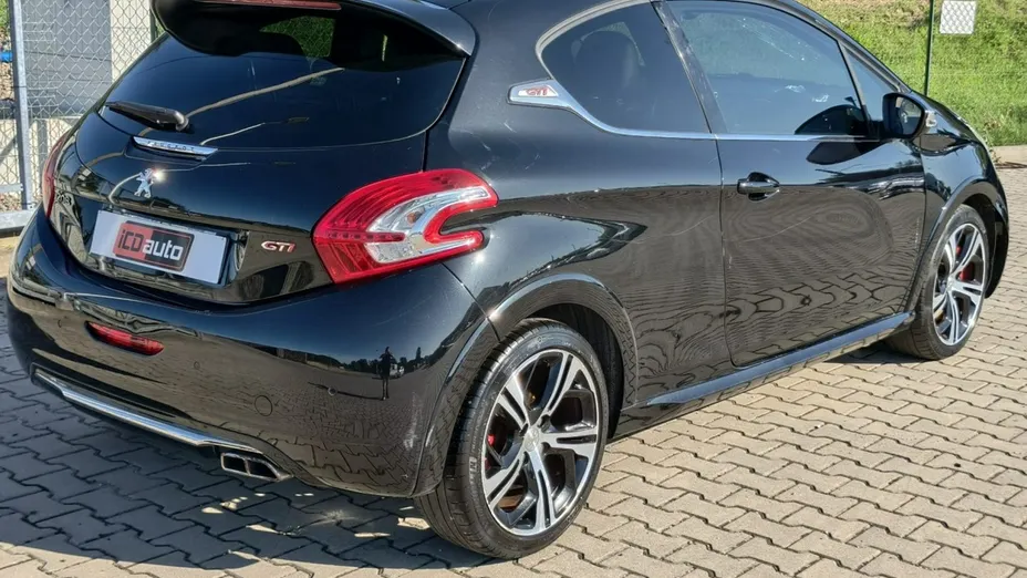 PEUGEOT 208 -