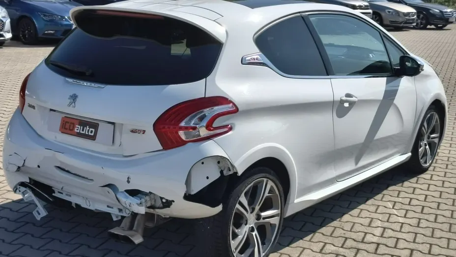 PEUGEOT 208 -