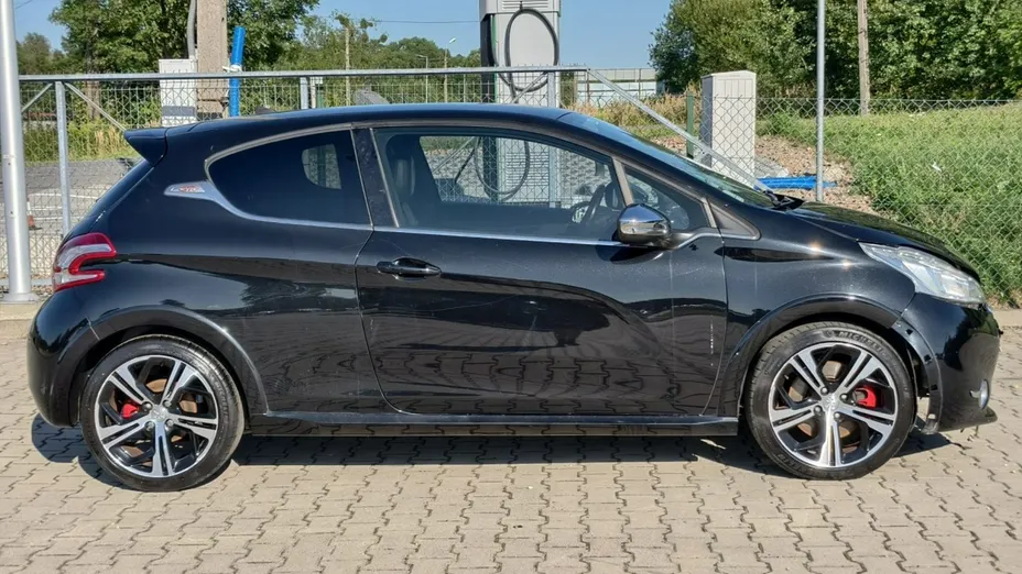 PEUGEOT 208 -