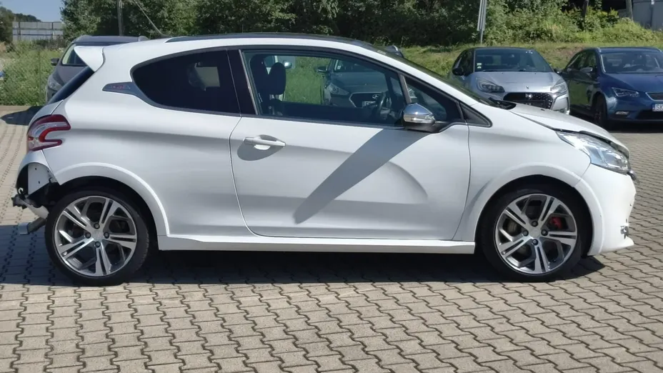 PEUGEOT 208 -