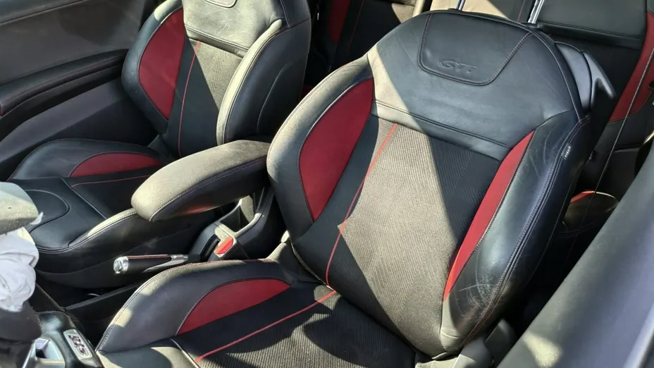 PEUGEOT 208 -