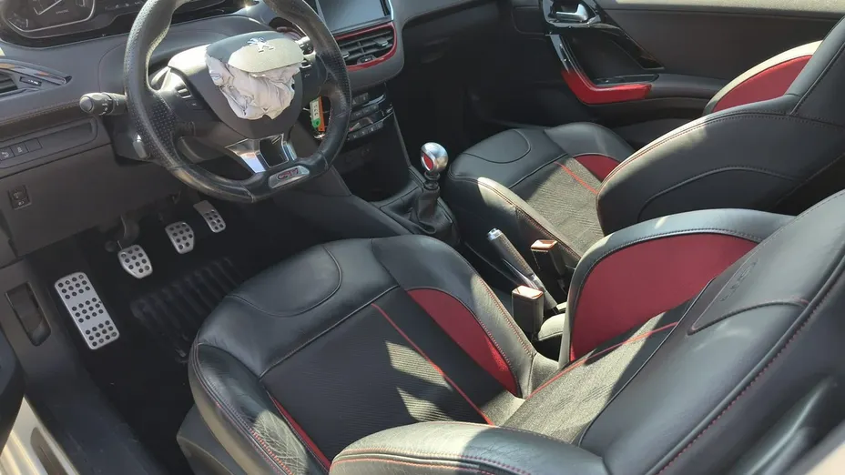 PEUGEOT 208 -