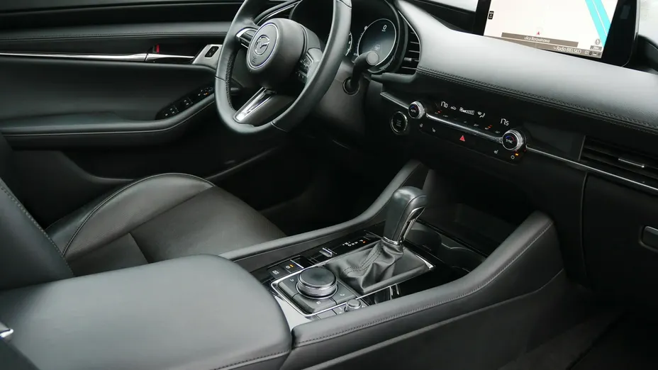 MAZDA 3 -