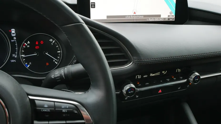 MAZDA 3 -