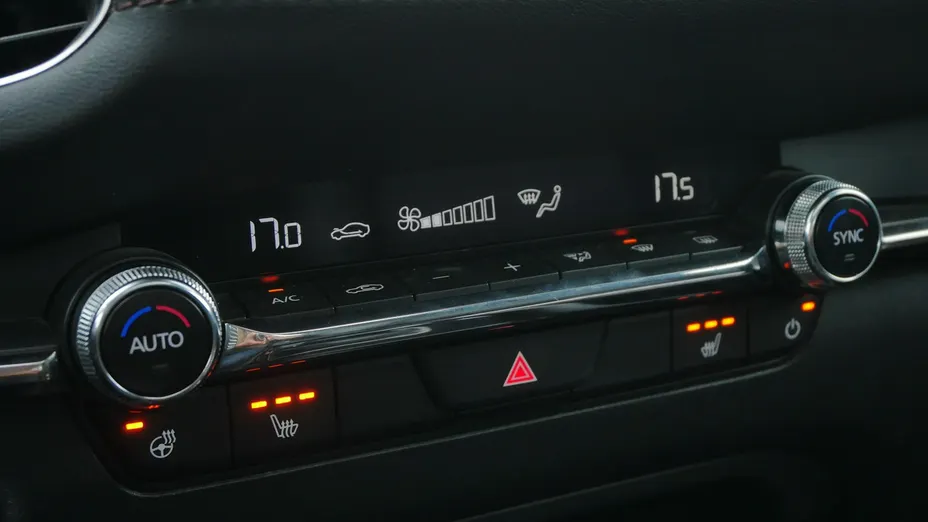 MAZDA 3 -