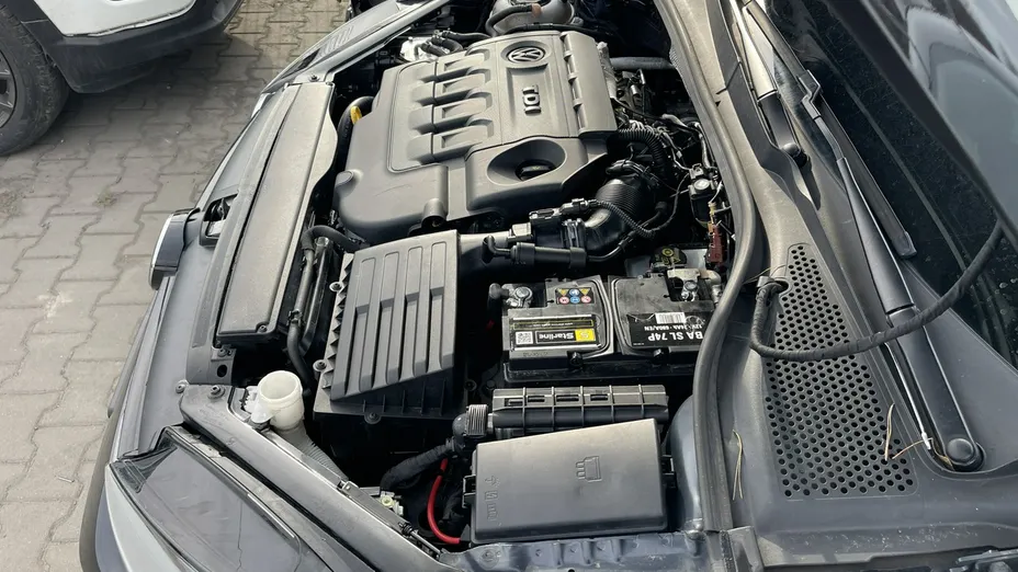 VOLKSWAGEN Golf -