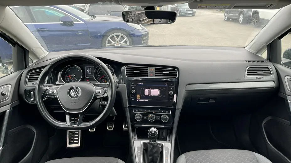 VOLKSWAGEN Golf -
