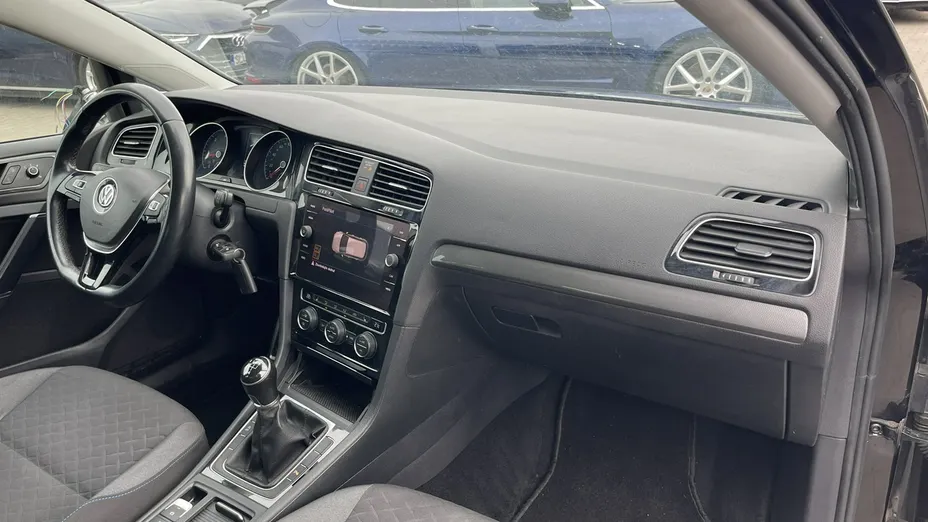 VOLKSWAGEN Golf -