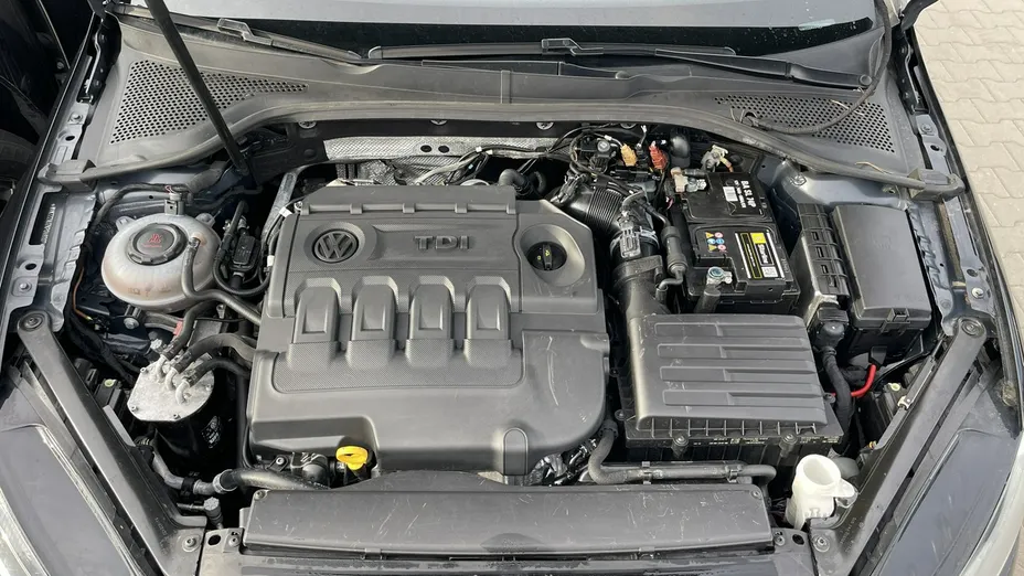 VOLKSWAGEN Golf -
