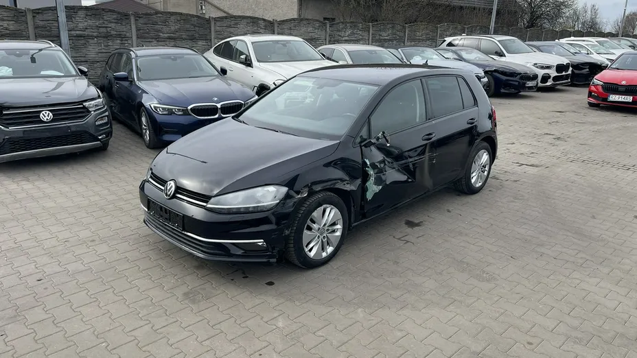 VOLKSWAGEN Golf -