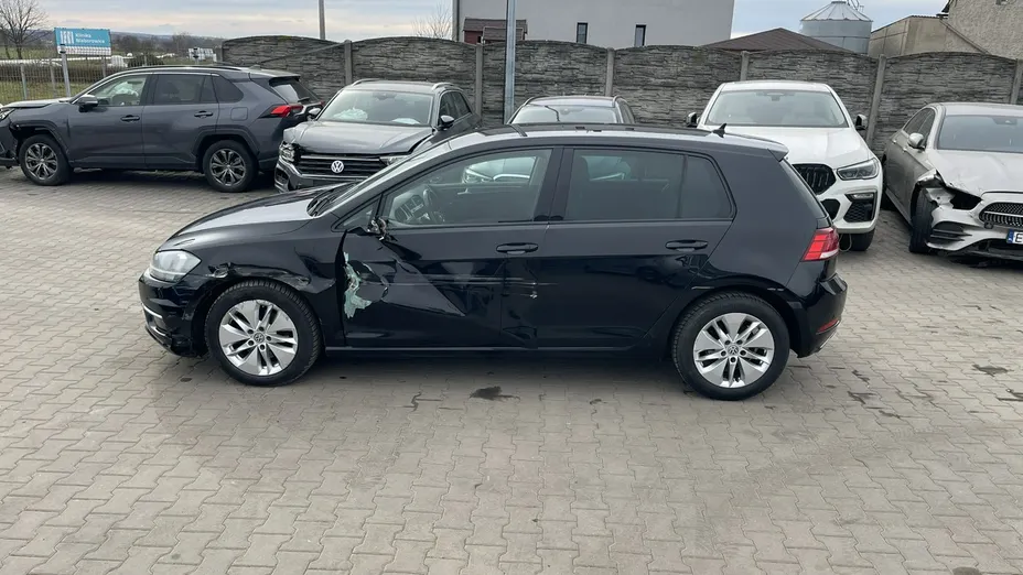 VOLKSWAGEN Golf -