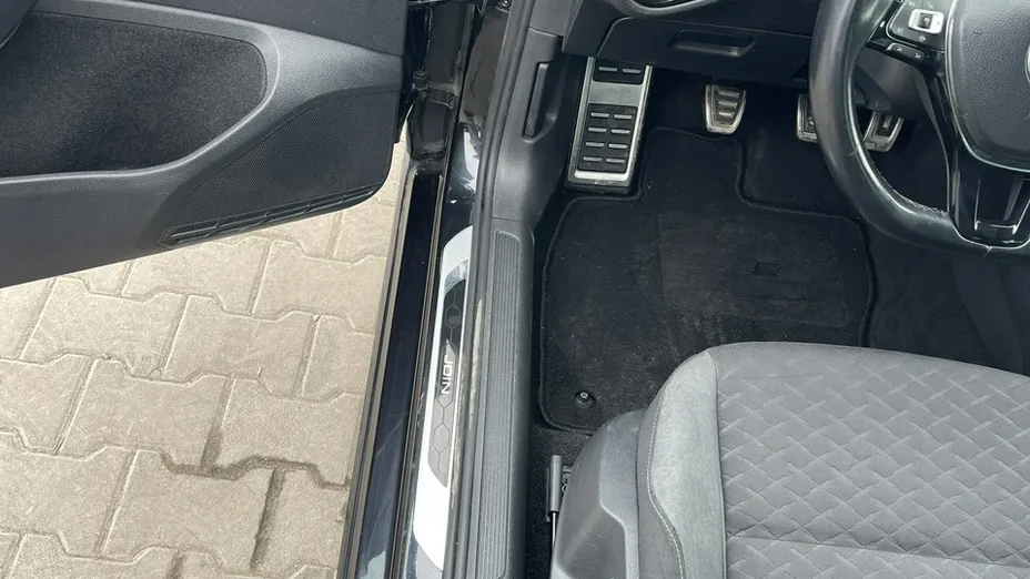 VOLKSWAGEN Golf -