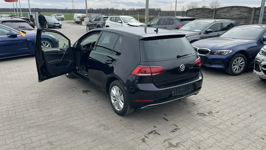 VOLKSWAGEN Golf -