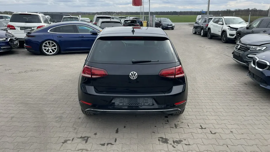 VOLKSWAGEN Golf -