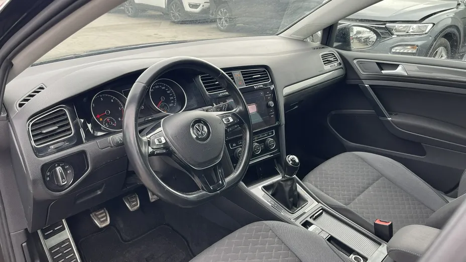 VOLKSWAGEN Golf -