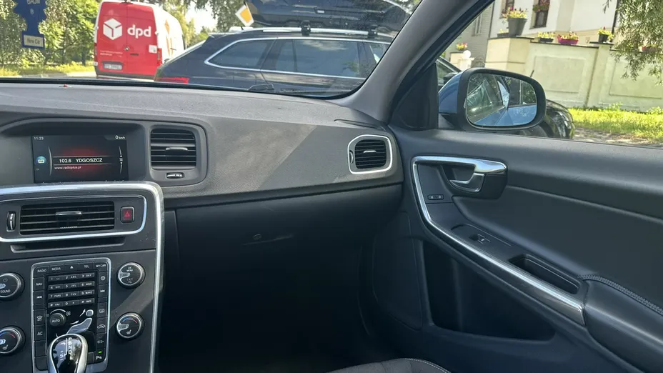 VOLVO V60 -