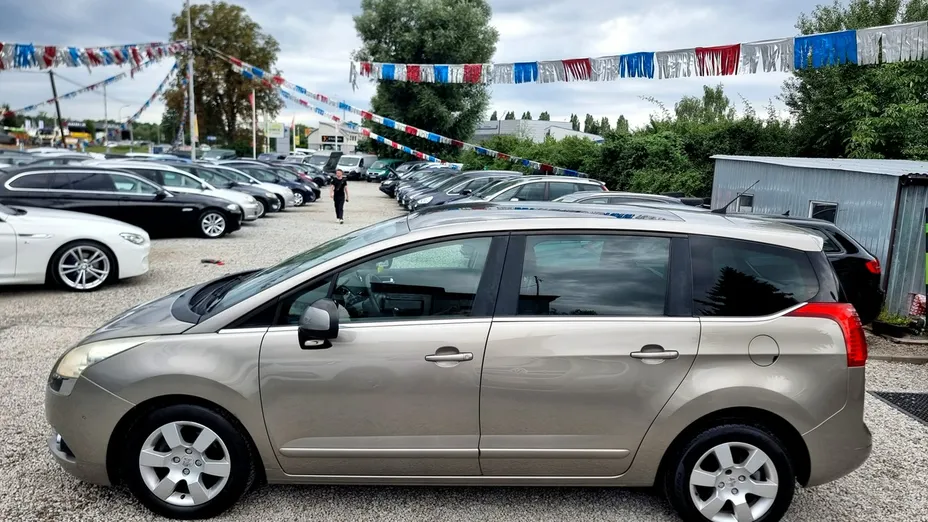 PEUGEOT 5008 -