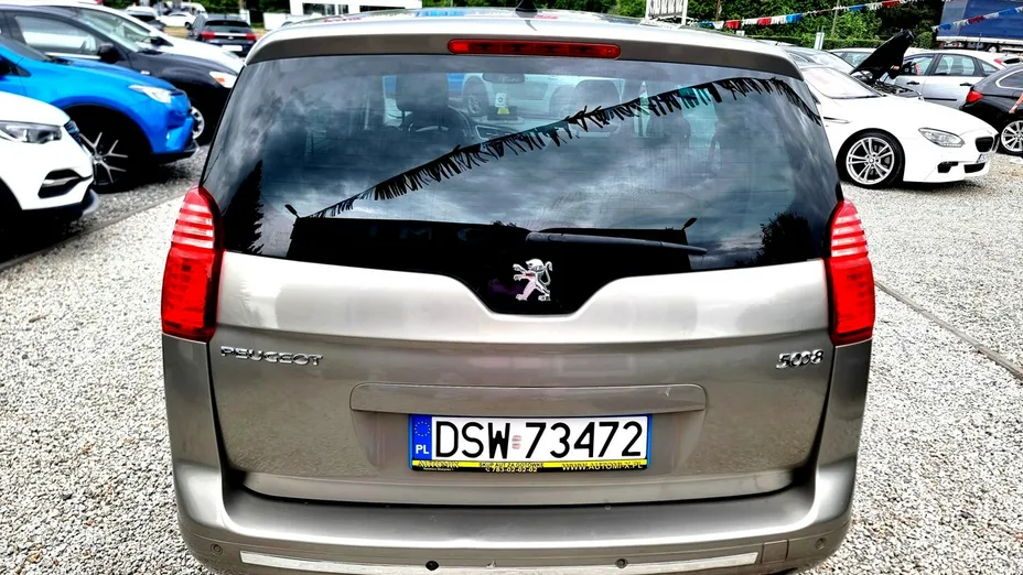PEUGEOT 5008 -