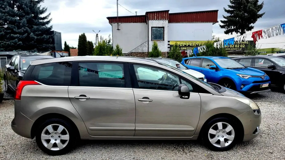 PEUGEOT 5008 -